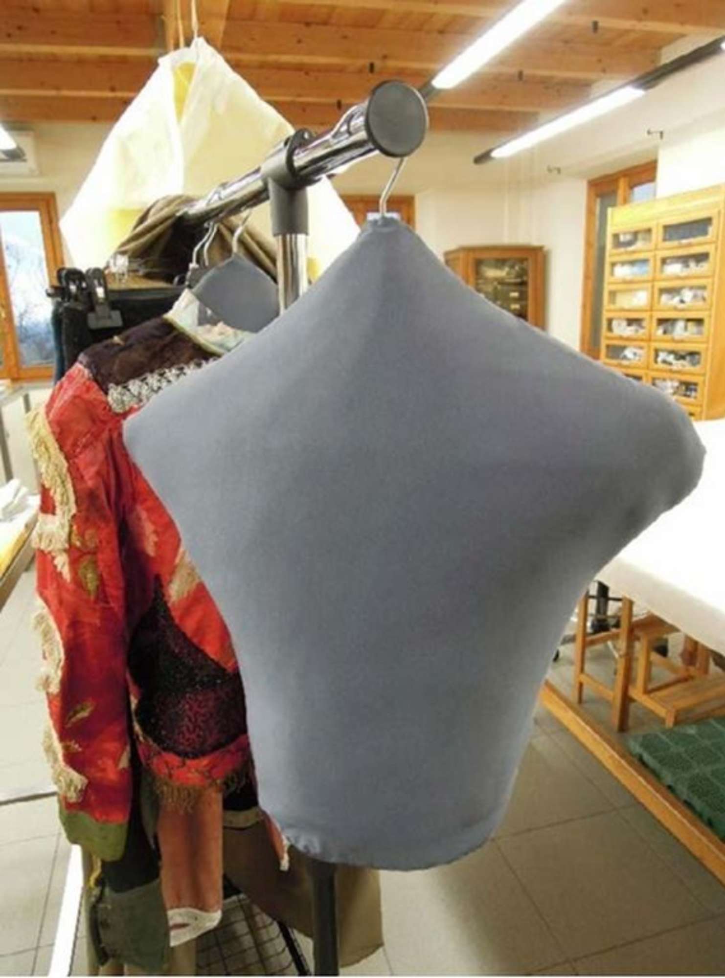 predisposizione di grucce a misura per il corretto immagazzinaggio/deposito dei costumi, al fine di preservarli nel miglior modo possibile - ph.: R.T. Restauro Tessile